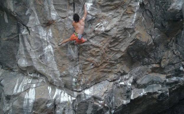 El experimento de Adam Ondra en la primera vía más difícil escalada por un humano