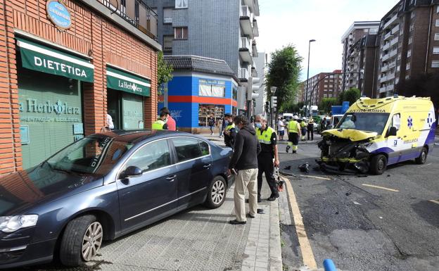Un accidente entre una ambulancia y un coche en San Ignacio deja tres heridos leves