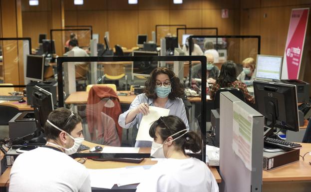 Álava atenderá a 28.000 contribuyentes tras reanudar la campaña de la renta presencial