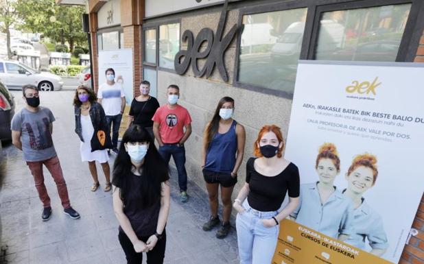 AEK mantiene las clases presenciales como hasta ahora pero crea un 'entorno digital' «por si cambia la situación»