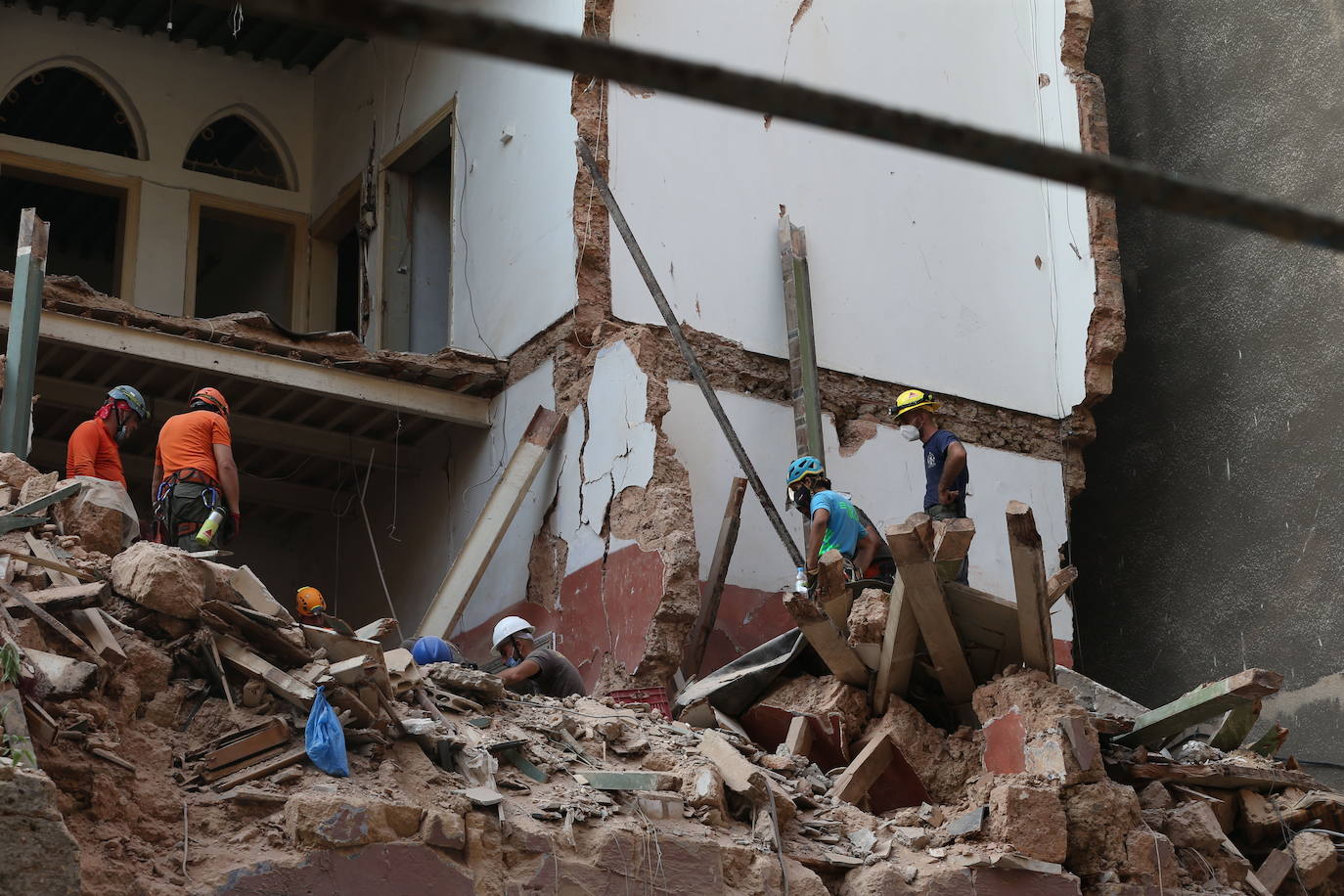 Equipos de rescate buscan entre los escombros a un superviviente en Beirut un mes después de la tragedia