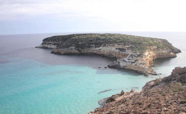 Rescatan a dos terraplanistas que pensaban encontrar el fin del mundo en Lampedusa