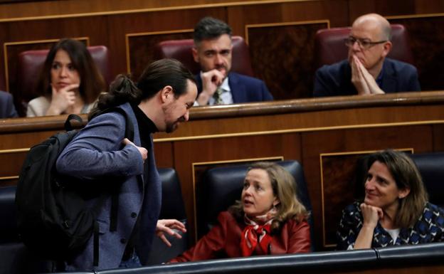 Calviño impulsa la integración de Bankia en CaixaBank a espaldas de Podemos