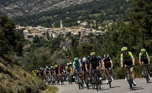 El Tour corre este martes de isla a isla azotado por el viento