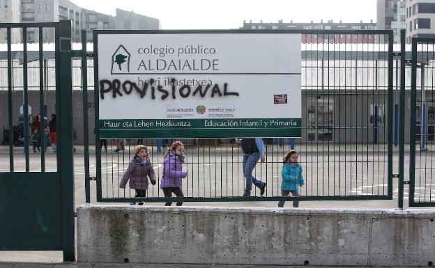 «No se puede volver con seguridad a un centro en barracones», critican las familias del colegio Aldaialde