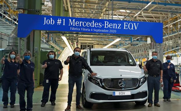 Mercedes inicia en Vitoria la fabricación en serie de su 'vehículo estrella', la Clase V eléctrica