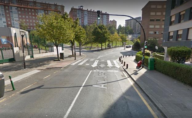 Un conductor arrolla a una motorista en Txurdinaga y se da a la fuga