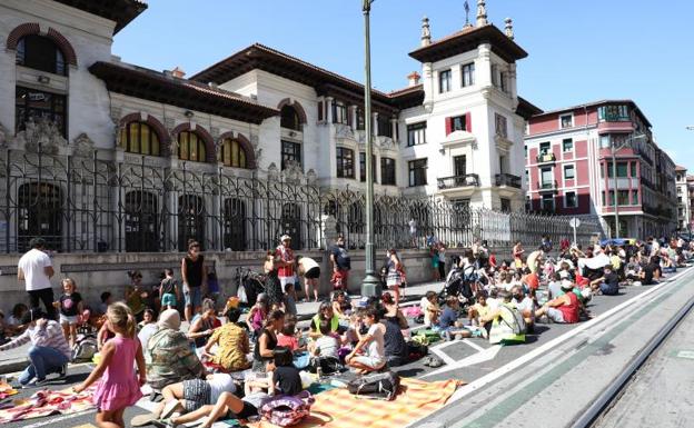 Atxuri se echa a la carretera por su escuela