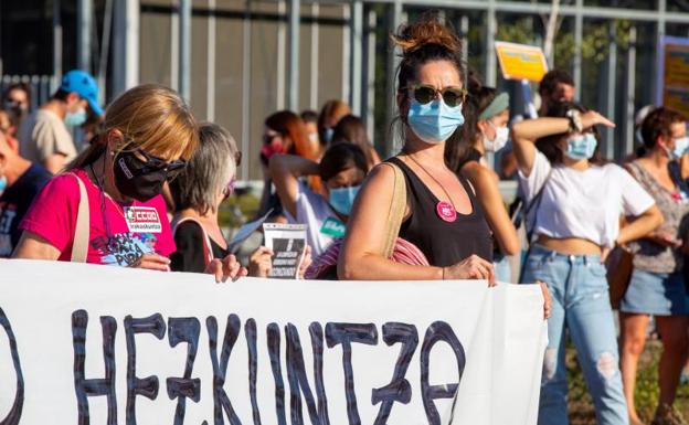 Profesores y personal sanitario reciben con un pulso a los nuevos consejeros de Urkullu