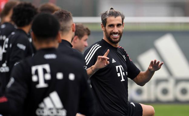 Javi Martínez bromea con llevar el '2' de Toquero