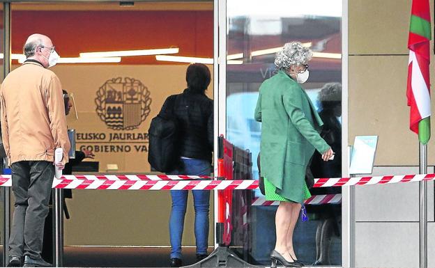 El Gobierno vasco no se opone a la «contención salarial» de los funcionarios