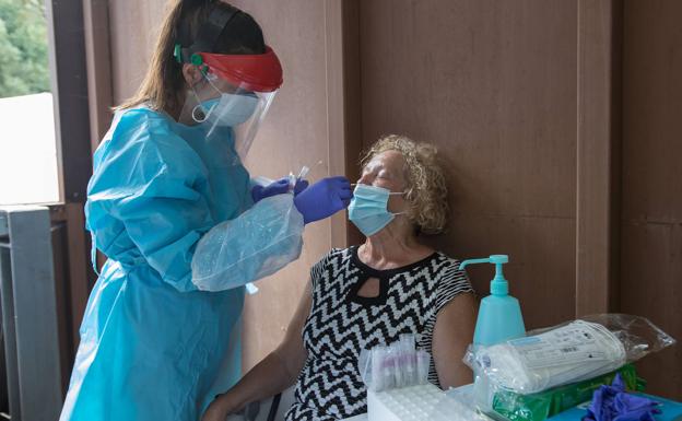 Los brotes de Mungia llevan a la Diputación a adelantar dos meses el cribado en los centros sociosanitarios de la comarca