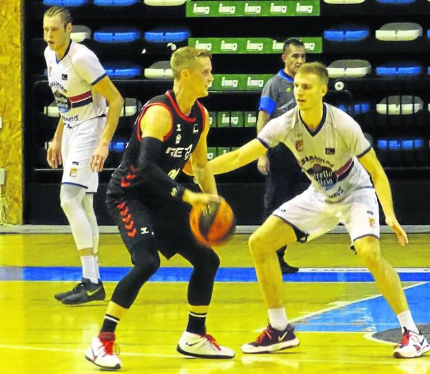 Hakanson llega a tiempo para el inicio de la Liga