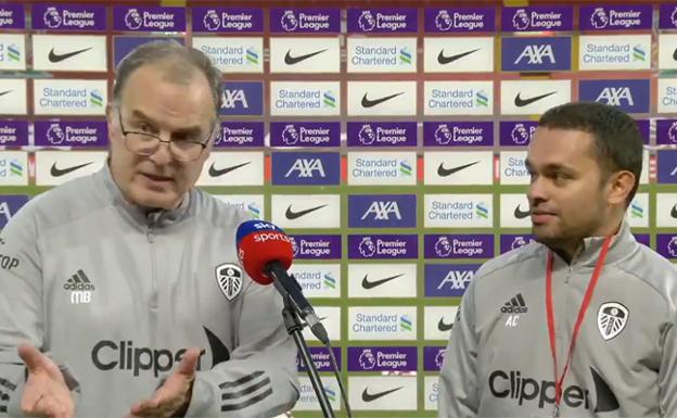 Bielsa, en estado puro, a su traductor: «¡Hable más fuerte!»