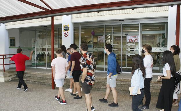 1.800 alumnos alaveses de FP regresan a las aulas: «Espero que lleguemos a pisar el taller»