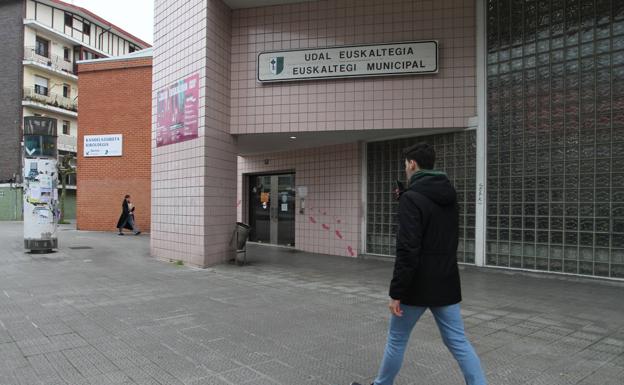Arrancan los euskaltegis: tutoría digital, menos alumnos por clase y más limpieza