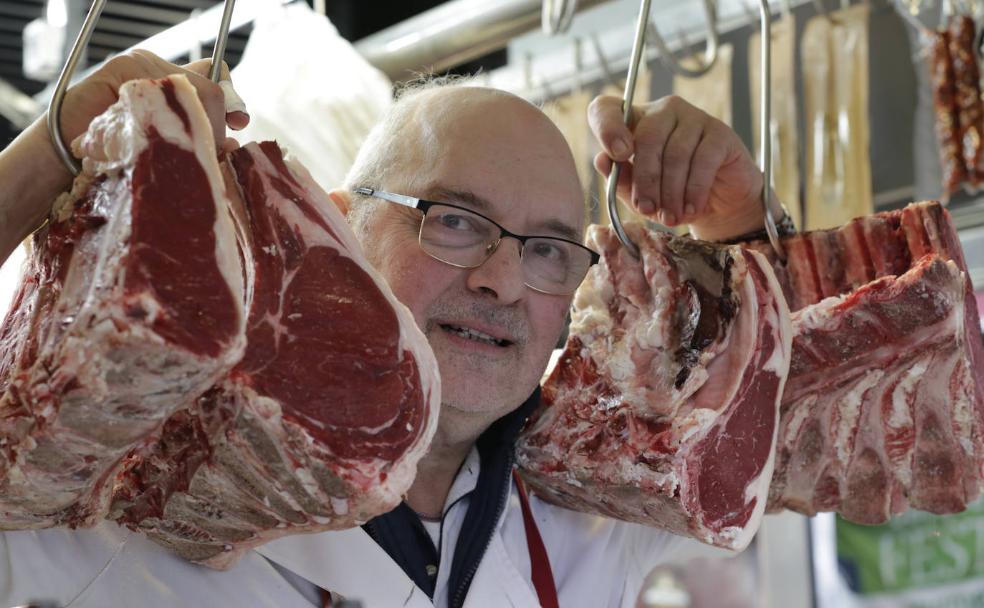 El carnicero de La Ribera que reparte hamburguesas entre gente sin recursos