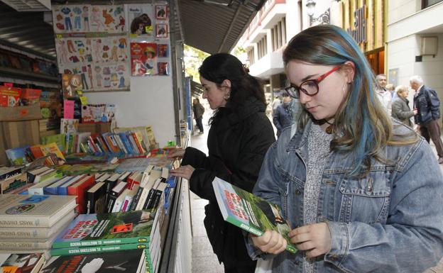 Doce stands ofrecen desde este viernes gangas literarias en Vitoria