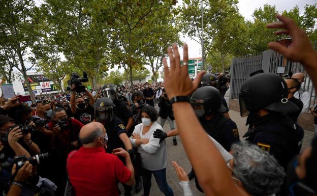 Miles de vecinos de las áreas con restricciones se manifiestan en Madrid