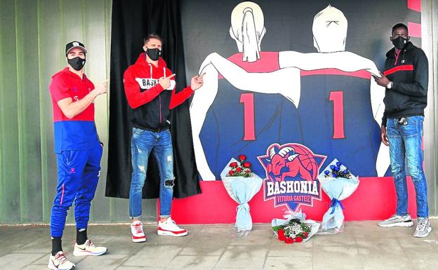 Un mural en el Buesa Arena en honor a las víctimas de la pandemia