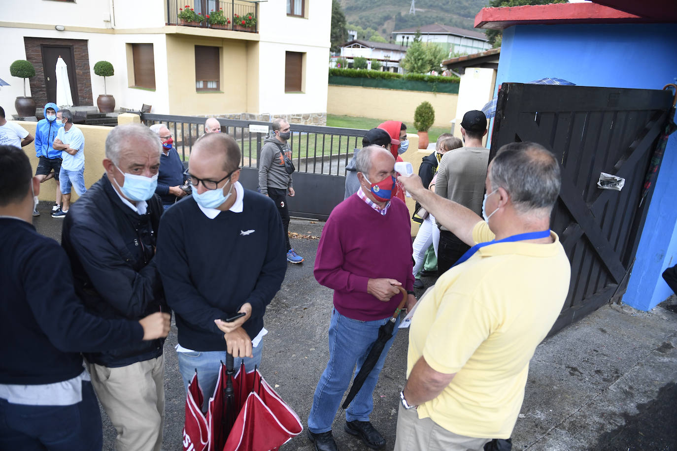 Mascarillas, tomar la temperatura... Así ha sido el partido entre el Sodupe y el 'Portu' que ha sido suspendido por el positivo de un jugador