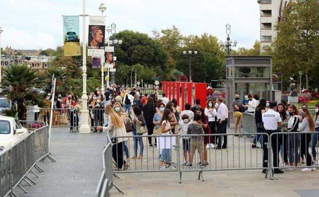 Así se las arreglan los caza 'selfies' para pillar a un famoso desde lejos en el Zinemaldia