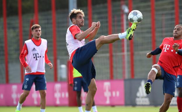 Javi Martínez viaja a la Supercopa a la espera de si el Athletic se interesa por él