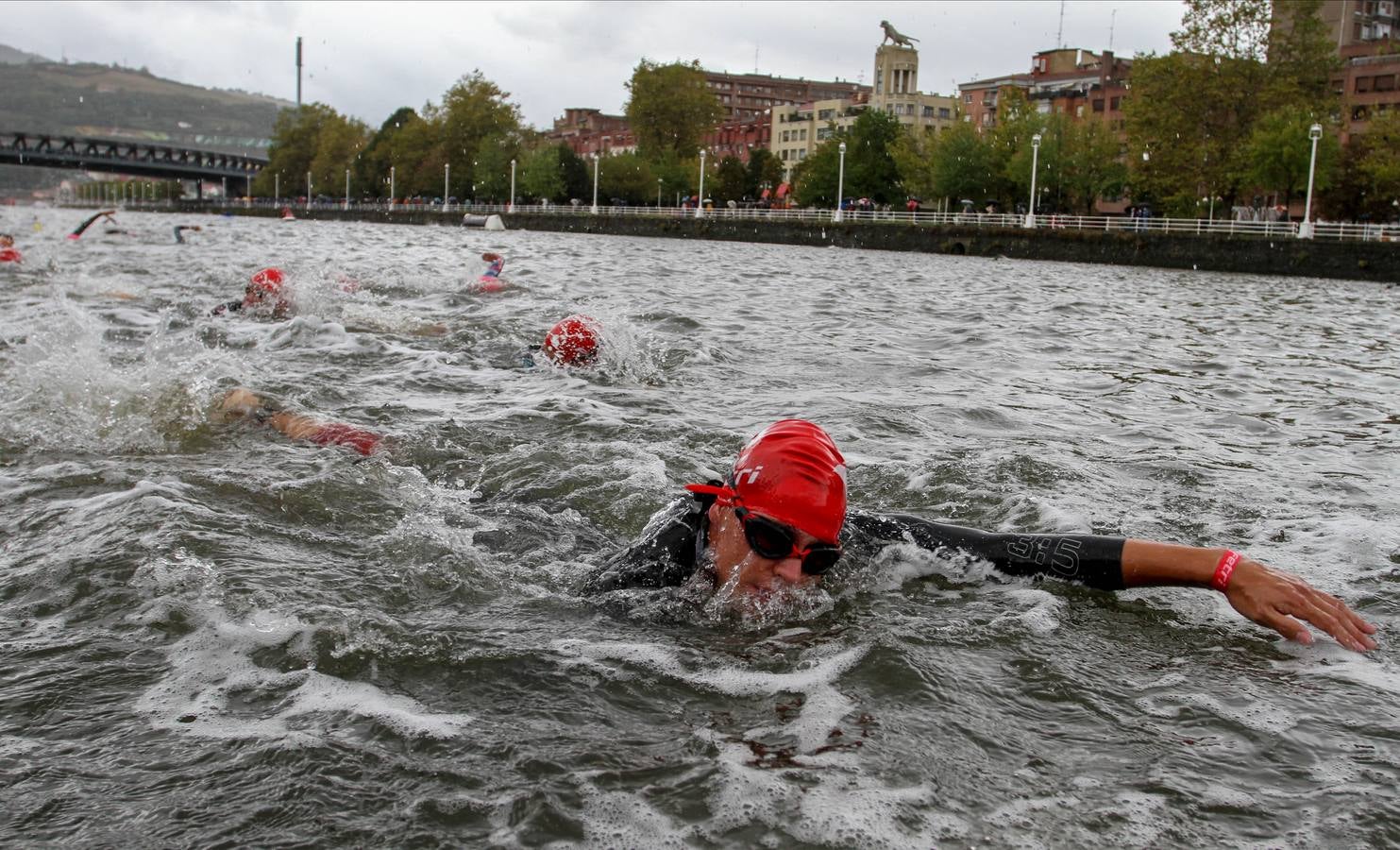 Gómez Noya premia al Bilbao Triathlon