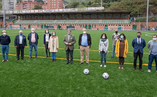 Más de 600 deportistas estrenan césped de última generación en Basurto