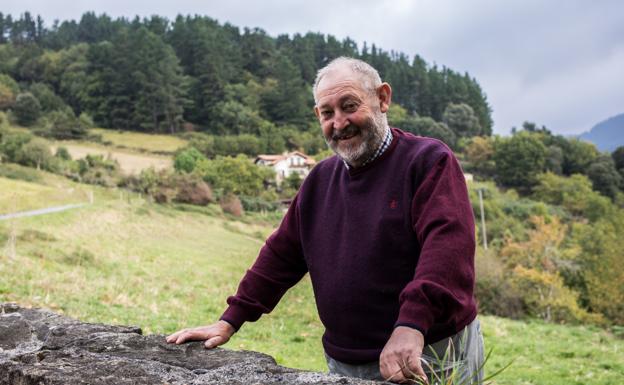 El hombre que susurra al perro pastor vasco
