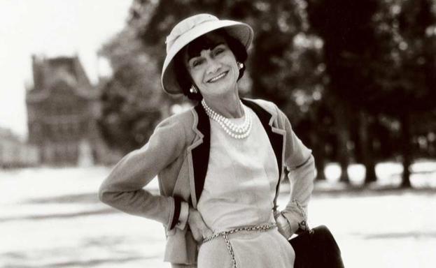 Coco Chanel, más allá del tweed, el vestido negro y sus amantes