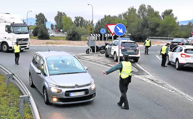 Álava recibe con escasos controles a los tres mil mirandeses que trabajan en el territorio