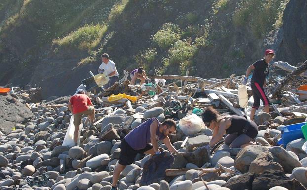 Convocan una nueva jornada para limpiar de basura la cala de Gaztelugatxe