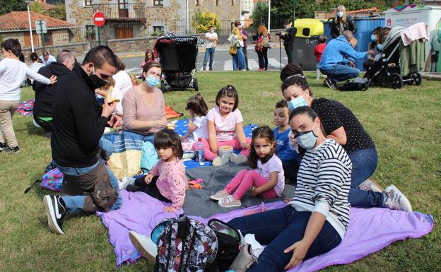 El colegio Latiorro de Llodio protesta por el cierre del comedor escolar