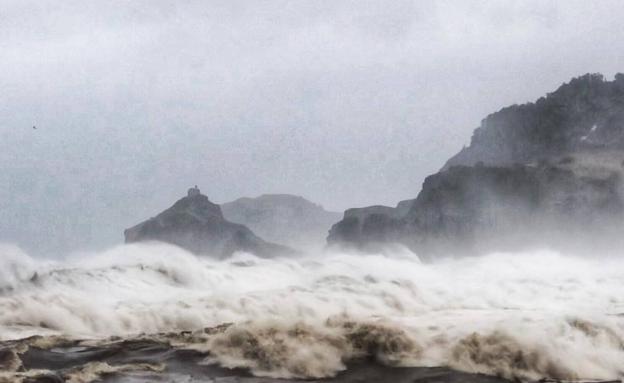 La borrasca 'Álex' se despide con lluvias más suaves y riesgo para la navegación