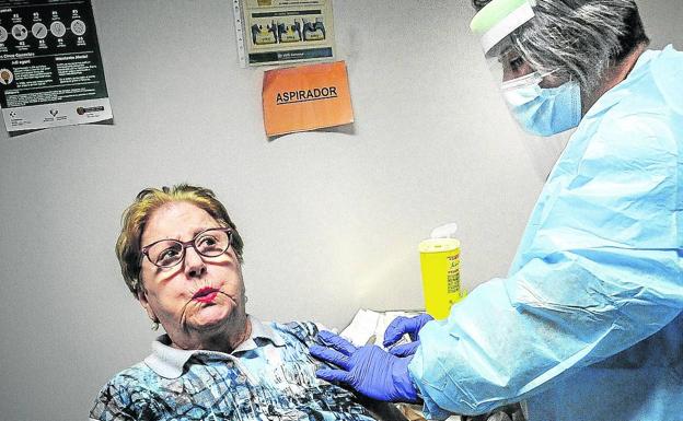 Llega a las residencias de Álava la vacuna de la gripe «más necesaria»