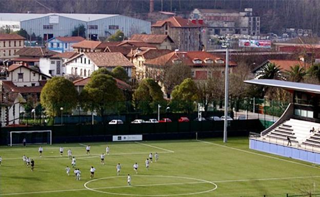 Galdakao abre todas sus instalaciones deportivas tras controlar la población de palomas del campo Santa Bárbara