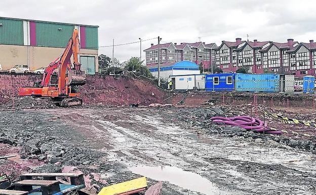 Arrancan las obras de la gasolinera de Urduliz entre las quejas de los vecinos