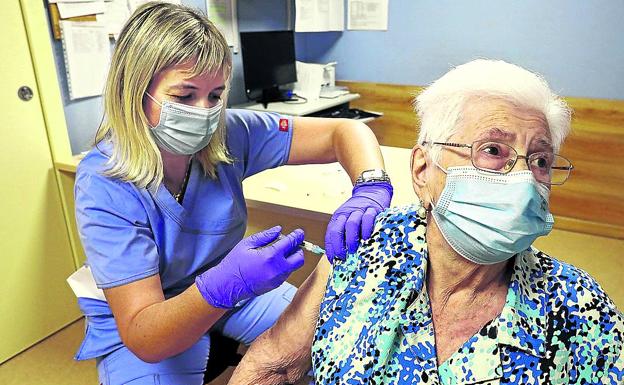 La vacuna contra la gripe llegará a todos los geriátricos y sanitarios esta semana