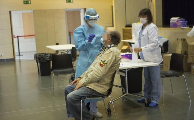 Test masivos en el barrio vitoriano de Sansomendi y Azkoitia para cortar la cadena de transmisión del virus