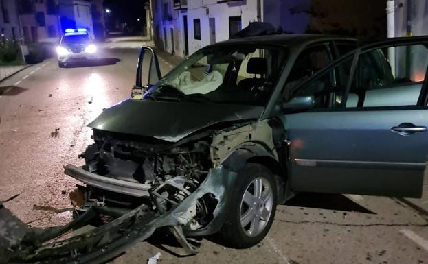 Intenta atropellar a dos guardias, estrella el coche y denuncia que se lo robaron