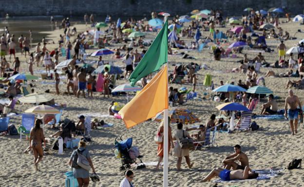 La bandera ambar de aforo alto ondeó 300 veces en las playas vizcaínas