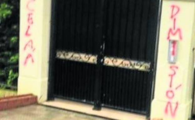 El PSE denuncia el «acoso» que sufre Celaá al ser pintada su casa