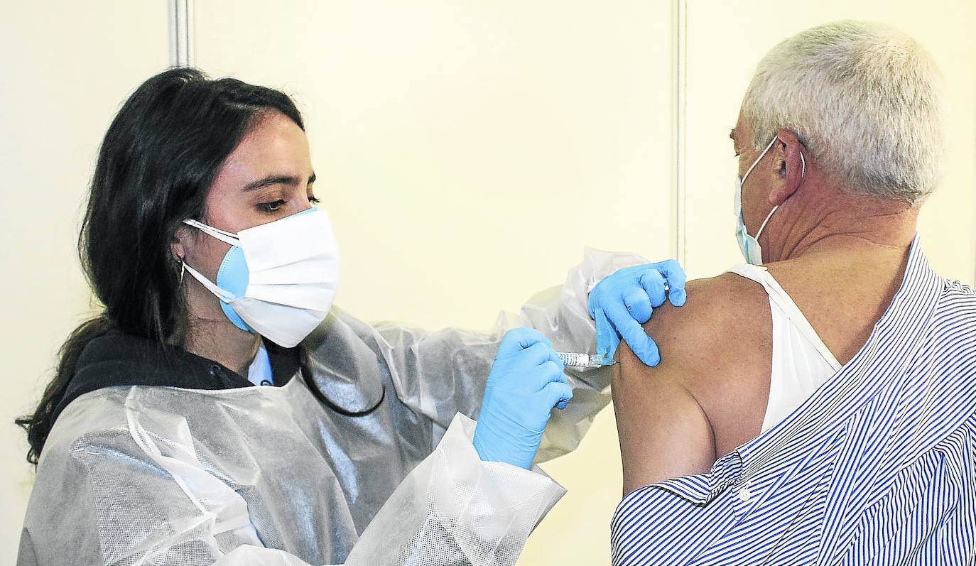 1.600 alaveses acuden a ponerse la vacuna de la gripe en el primer día de la campaña más atípica