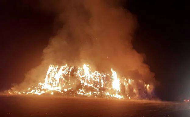 Arde una tonelada de paja en Ribera Alta