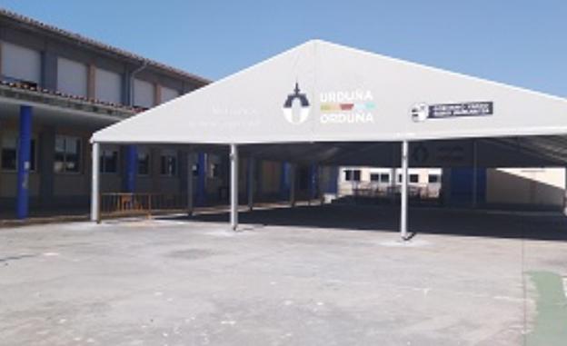 Orduña cede su carpa municipal a la escuela para que los niños dispongan de un espacio cubierto para jugar