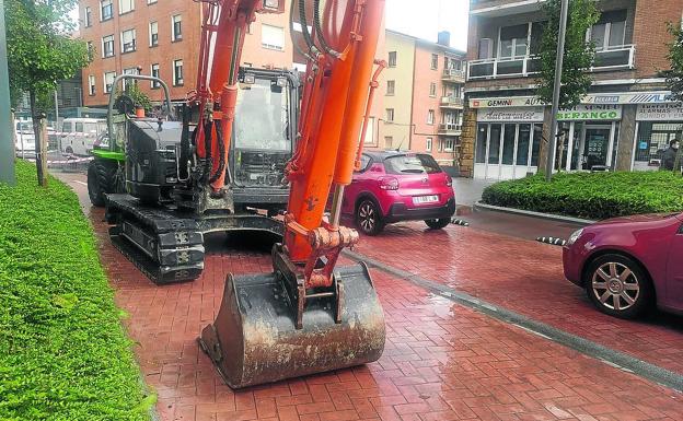 Berango levanta parte de su calle principal por anomalías