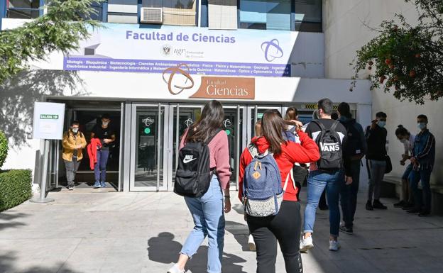 El Gobierno descarta por ahora cambiar el protocolo para las universidades