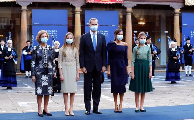 La Reina cede el protagonismo a Leonor y Sofía