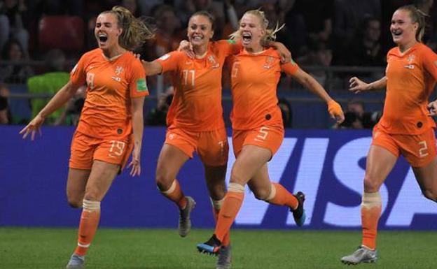 Holanda rectifica y reanudará la liga de fútbol femenino